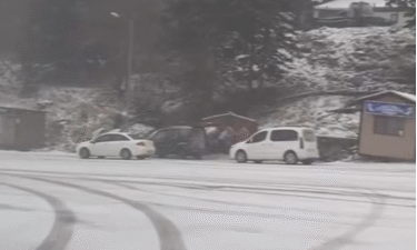 Uludağ’da beklenen kar yağışı etkisini göstermeye başladı. Zirveye yakın bölgeler