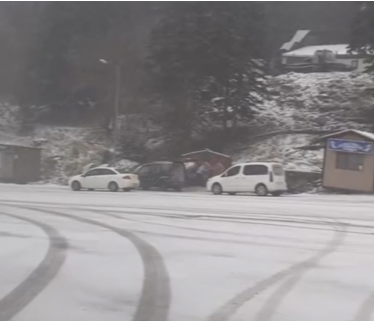 Uludağ’da beklenen kar yağışı etkisini göstermeye başladı. Zirveye yakın bölgeler