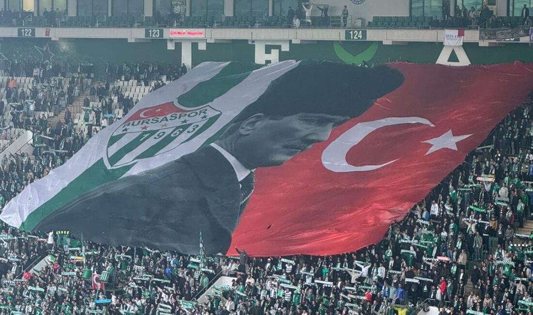 Bursaspor - Aliağa FK maçında Teksas tribününde açılan bayrak herkesi