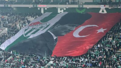 Bursaspor - Aliağa FK maçında Teksas tribününde açılan bayrak herkesi