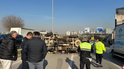  Bursa'da Ataevler Bulvarı girişinde kamyon devrilmesi sonucu trafik bir