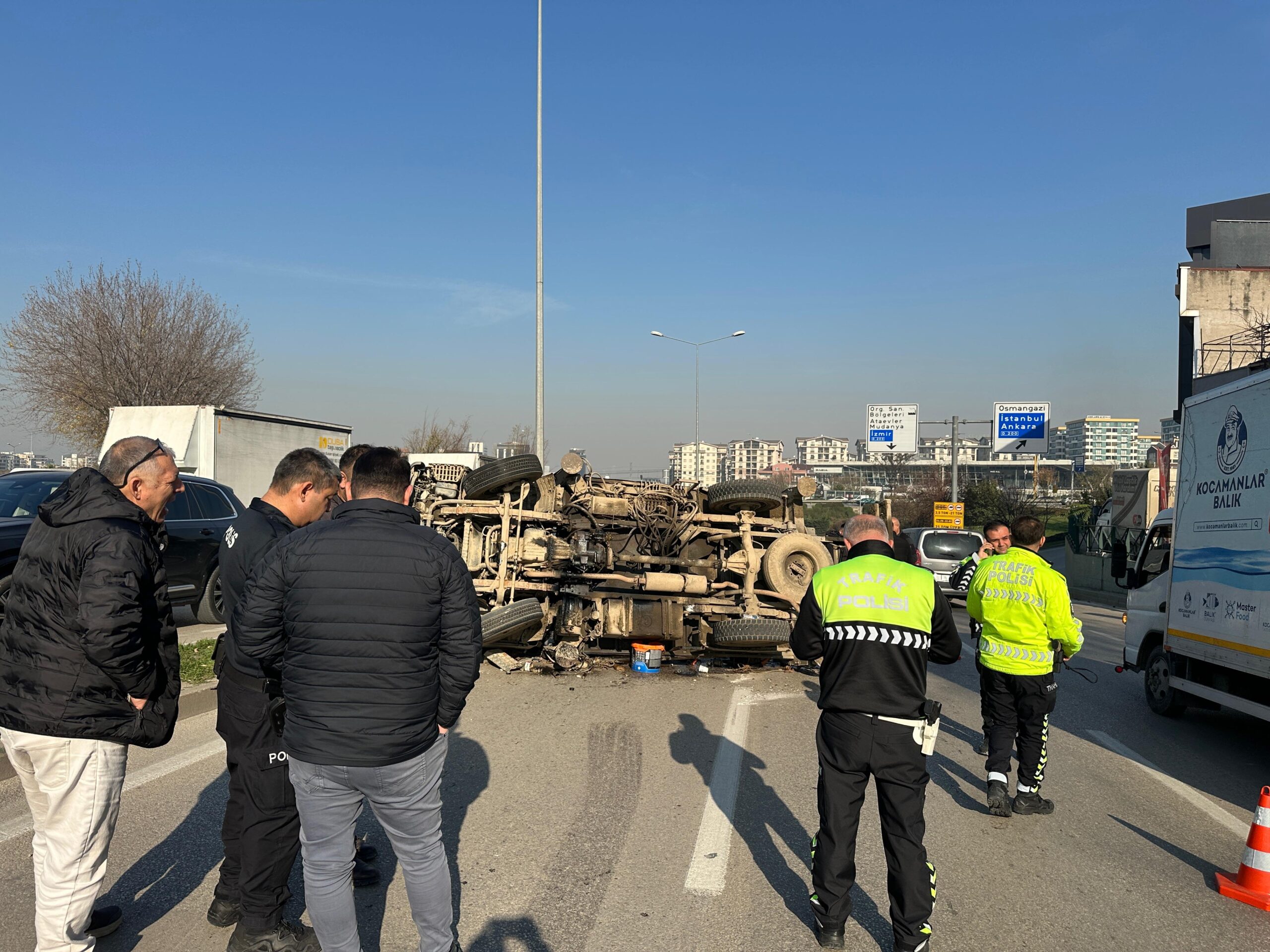  Bursa'da Ataevler Bulvarı girişinde kamyon devrilmesi sonucu trafik bir