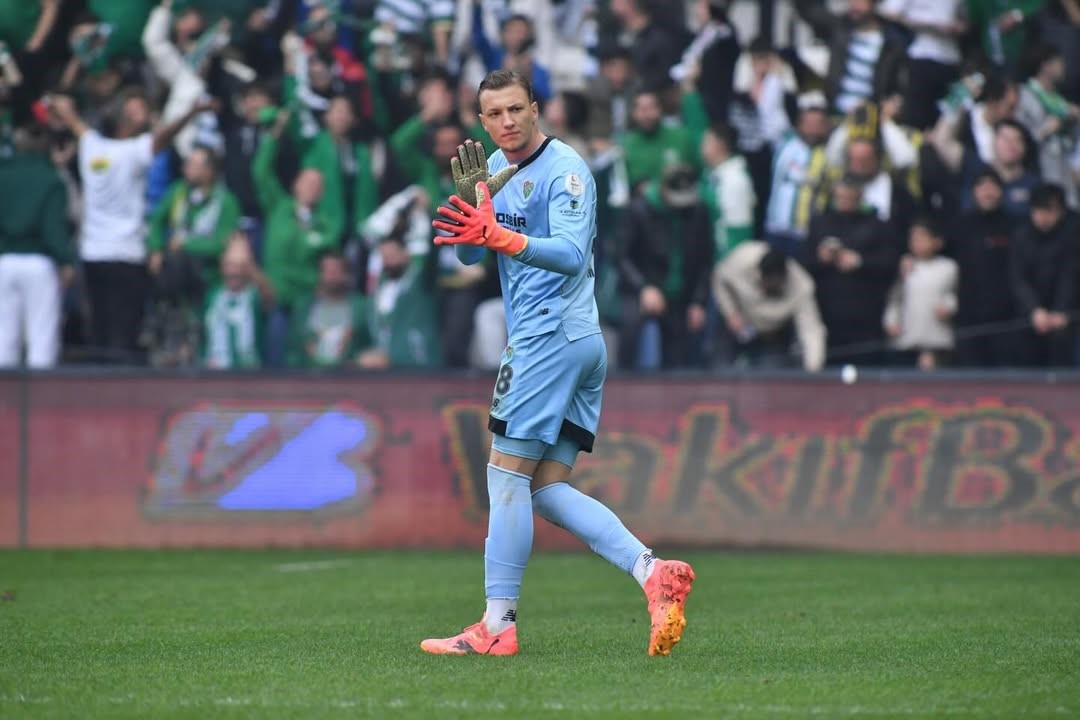 Bursaspor’un 18 yaşındaki kalecisi Kerem Matışlı, Fethiyespor maçında kalesini gole