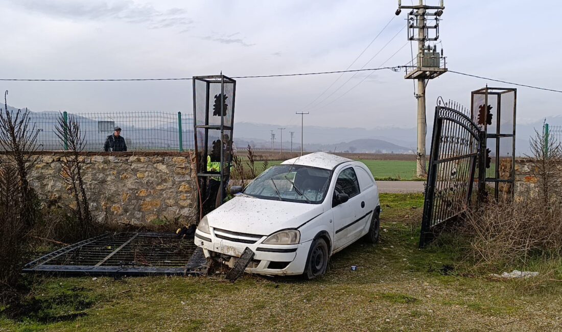 Bursa'nın İnegöl ilçesinde meydana gelen olayda otomobiliyle evin bahçe kapısına