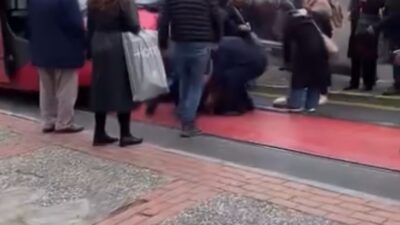 Bursa’nın Osmangazi ilçesinde meydana gelen kazada, seyir halindeki tramvayın çarptığı