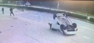 Bursa'nın İnegöl ilçesinde kontrolden çıkan otomobil, refüje çarpıp takla atarak