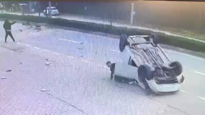 Bursa'nın İnegöl ilçesinde kontrolden çıkan otomobil, refüje çarpıp takla atarak