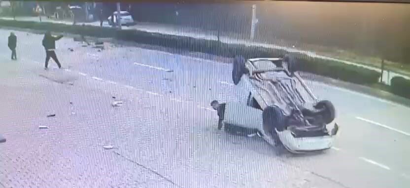 Bursa'nın İnegöl ilçesinde kontrolden çıkan otomobil, refüje çarpıp takla atarak