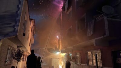 Bursa'da iki binayı saran yangın sonrası evi hasar gören evin
