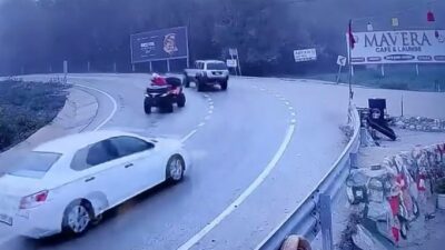 Bursa'da Uludağ yolunda kayganlaşan noktalarda virajı alamayan otomobillerin çarpışma anları