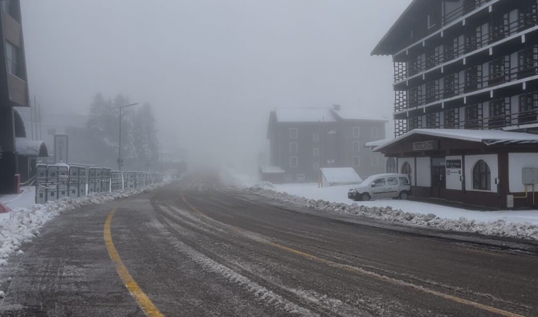 Bursa Uludağ’da gece saatlerinde etkili olan kar yağışıyla birlikte zirvede