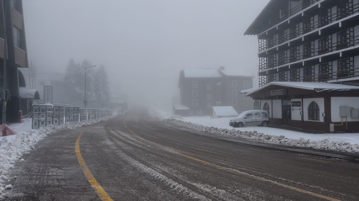 Bursa Uludağ’da gece saatlerinde etkili olan kar yağışıyla birlikte zirvede