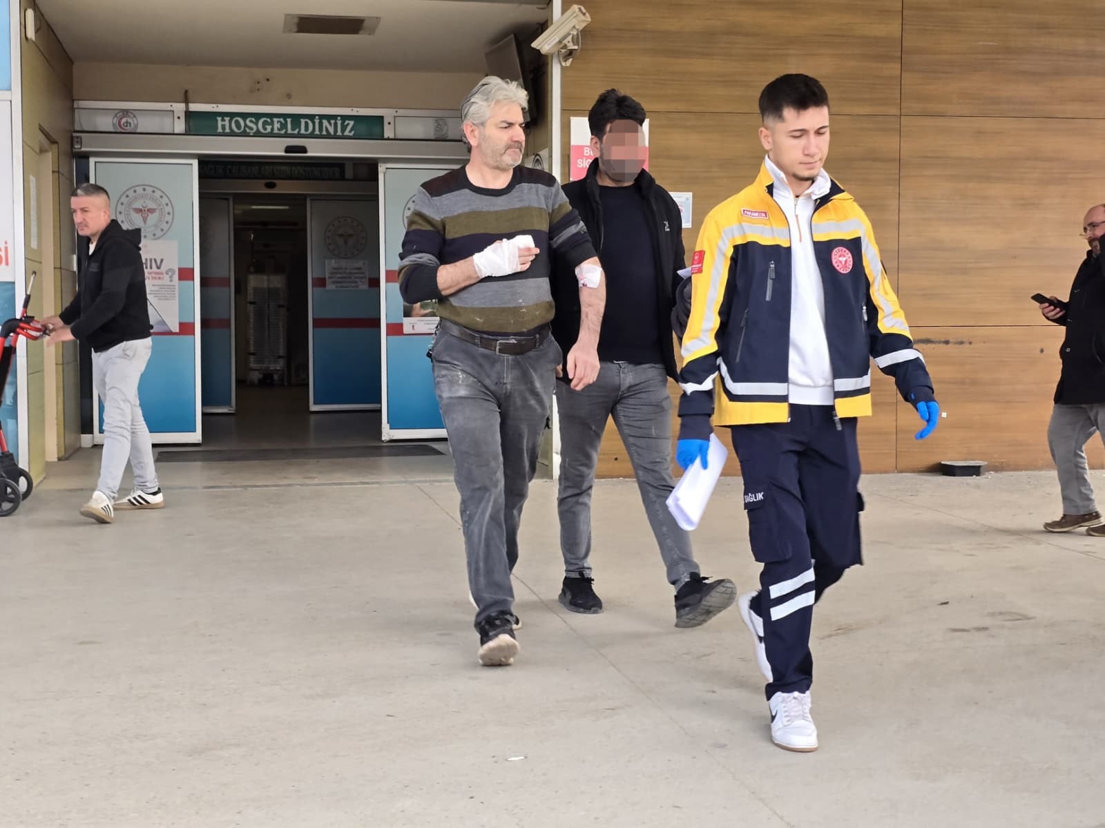 Bursa'da fabrikada çalışan işçi elini testereye kaptırınca, hemen hastaneye kaldırıldı.