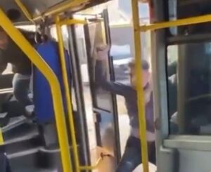 Bursa’nın Nilüfer ilçesinde otobüste başlayan tartışma kavgaya dönüşünce, taraflardan biri