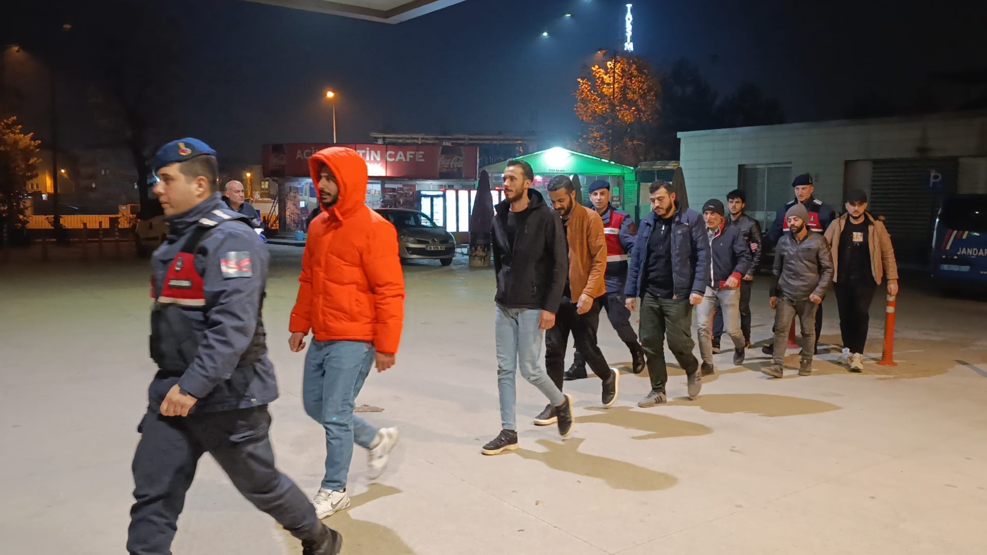 Bursa'nın İnegöl ilçesinde Jandarma Komutanlığı ekipleri tarafından 8 kaçak göçmen