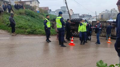 Bursa'nın Gemlik ilçesine bağlı Kurşunlu Mahallesi’nde Gemlik Belediyesi’ne ait traktörün