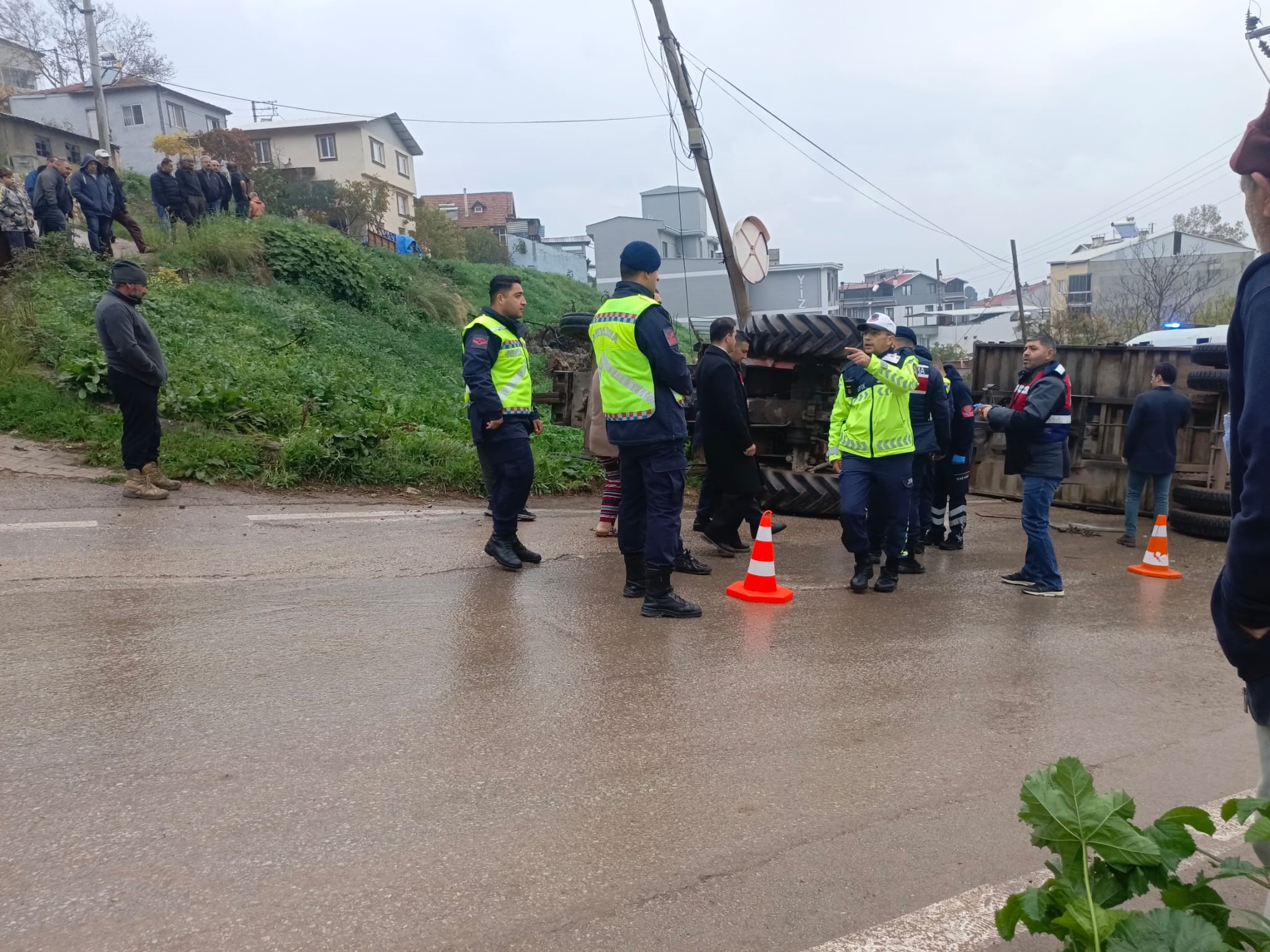 Bursa'nın Gemlik ilçesine bağlı Kurşunlu Mahallesi’nde Gemlik Belediyesi’ne ait traktörün