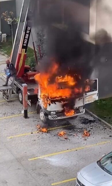 Bursa'da lüks bir sitede yapılan taşınma sırasında 6. kattaki dairenin