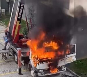 Bursa'da lüks bir sitede yapılan taşınma sırasında 6. kattaki dairenin