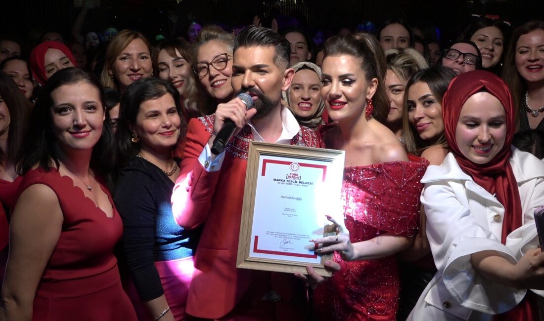 Bursa'da düzenlenen kadınlar matinesi, sahnede yaşanan ilginç bir patent sürpriziyle