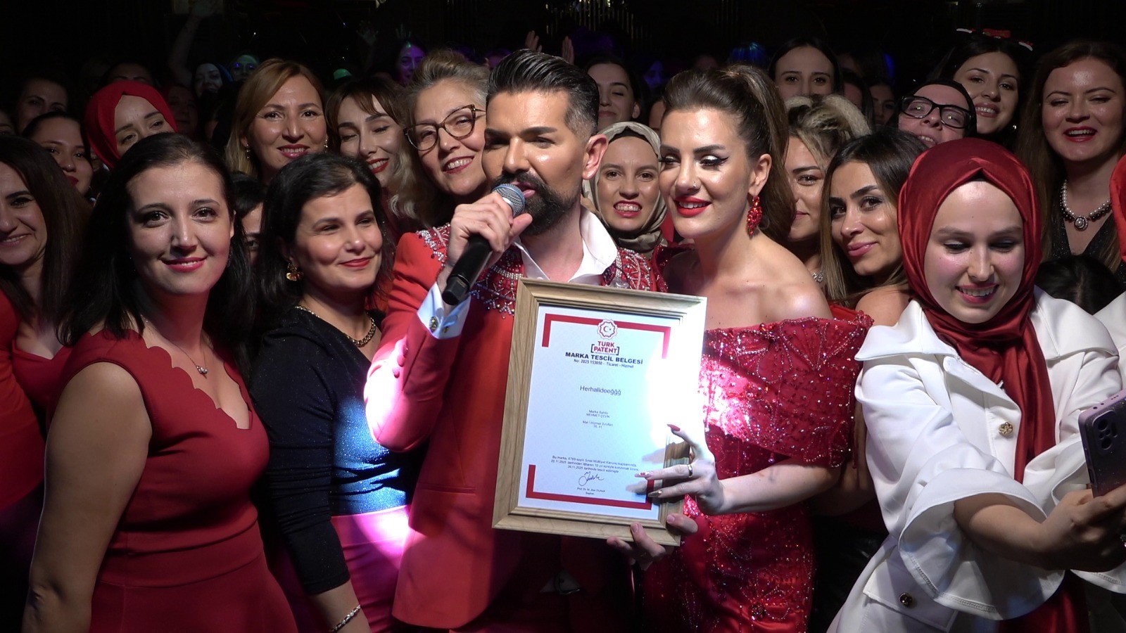 Bursa'da düzenlenen kadınlar matinesi, sahnede yaşanan ilginç bir patent sürpriziyle