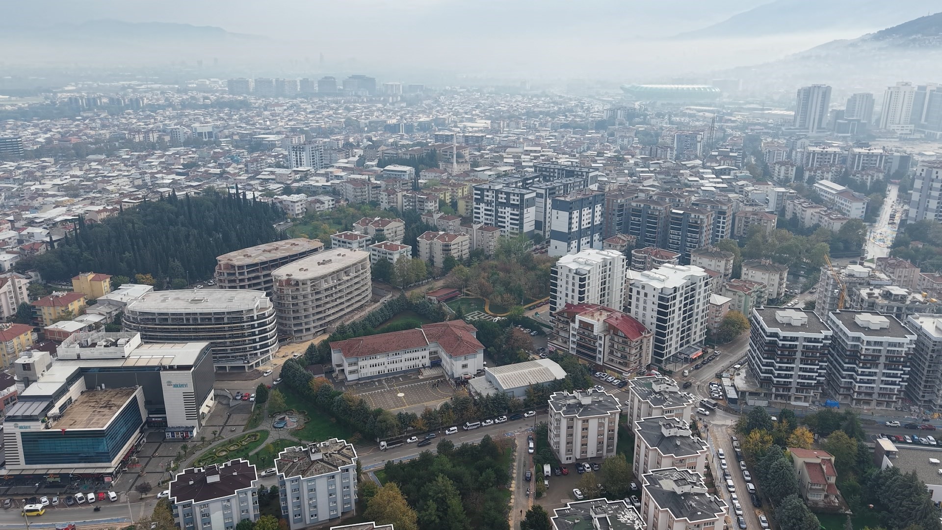 Faiz oranlarının yüksek olmasıyla birlikte gayrimenkul yatırımı yapmayan herkesin döviz,