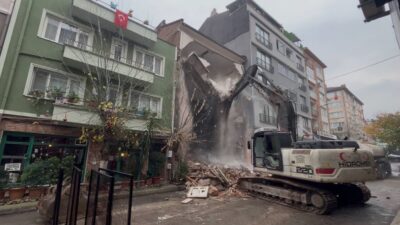 Bursa'da 4 katlı binanın zemininden yıkmaya başlayınca ortalık savaş alanına