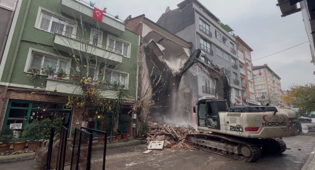 Bursa'da 4 katlı binanın zemininden yıkmaya başlayınca ortalık savaş alanına