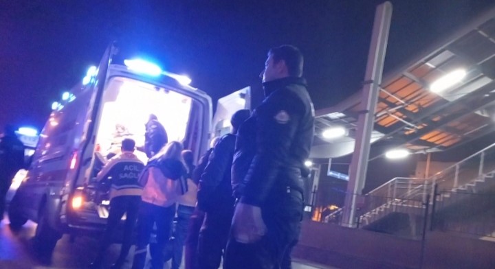bursa'da gece saatlerinde eğlence mekanı önünde silahlı kavga: 1'i ağır, 2 yaralı 1 Bursam Medya -