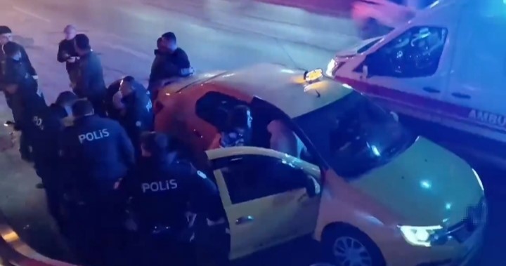 bursa'da gece saatlerinde eğlence mekanı önünde silahlı kavga: 1'i ağır, 2 yaralı 2 Bursam Medya -