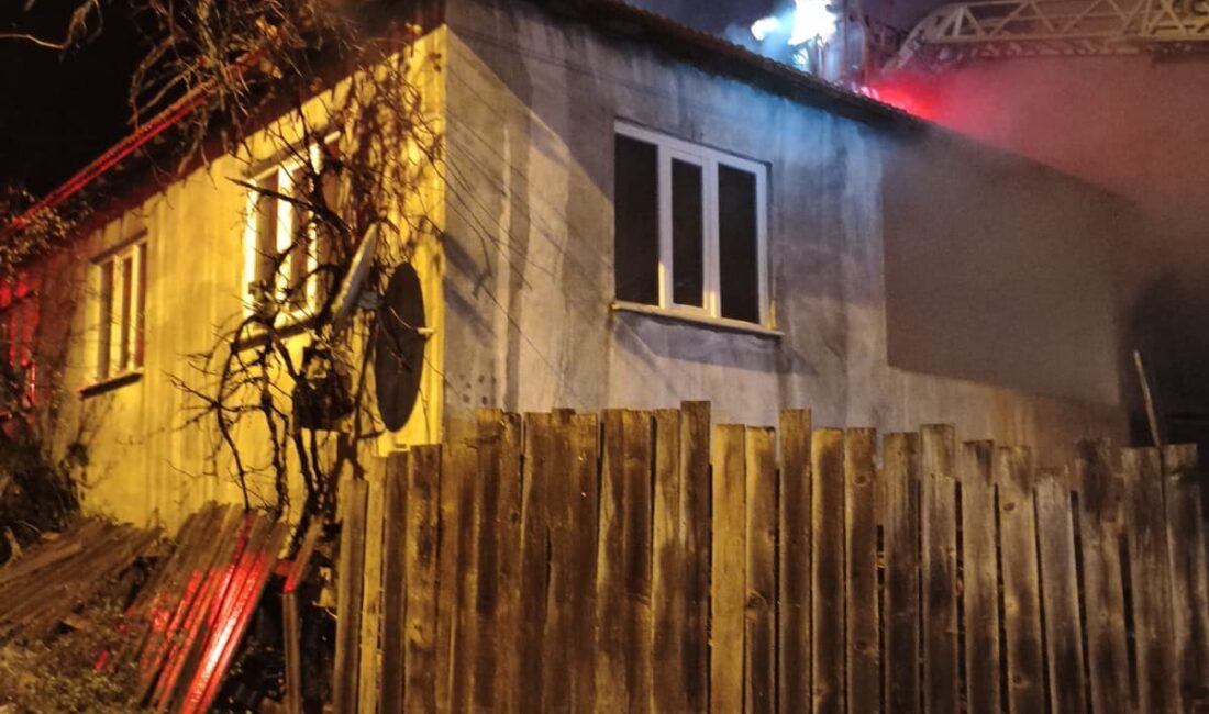 Bursa’nın İnegöl ilçesinde samanlıkta başlayan yangın, eve sıçradı.