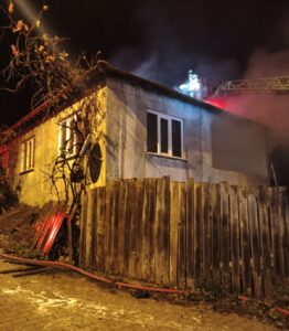 Bursa’nın İnegöl ilçesinde samanlıkta başlayan yangın, eve sıçradı.