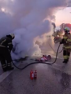 Bursa’nın Nilüfer ilçesinde hareket halindeyken motor kısmından dumanlar çıkan otomobil,