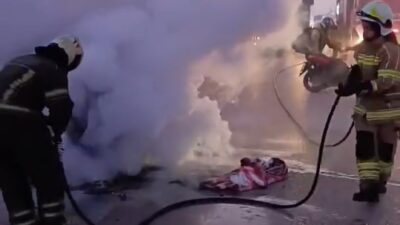 Bursa’nın Nilüfer ilçesinde hareket halindeyken motor kısmından dumanlar çıkan otomobil,