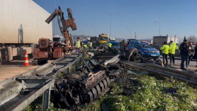 Bursa’da otoyolda bariyerlere çarpan kamyonun sürücüsü kabin içinde sıkıştı. Hurdaya