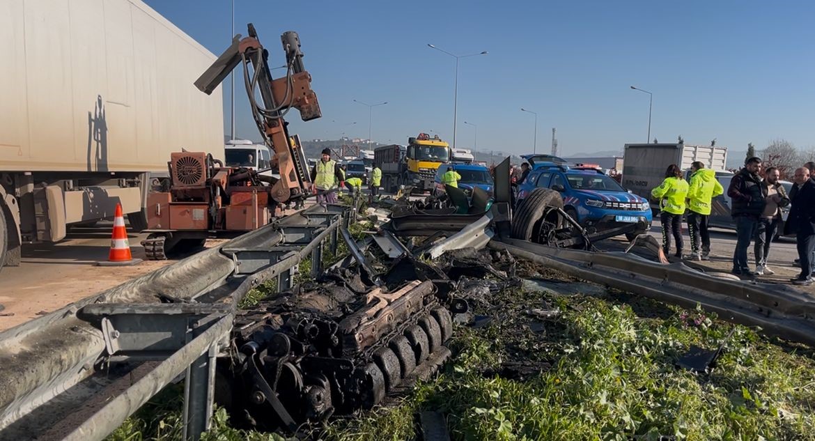 Bursa’da otoyolda bariyerlere çarpan kamyonun sürücüsü kabin içinde sıkıştı. Hurdaya