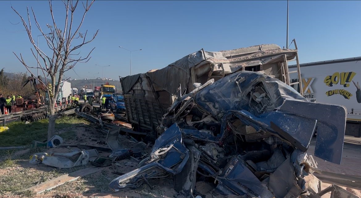 bursa’da bariyerlere saplanan kamyon kabininde can pazarı! 1 Bursam Medya -