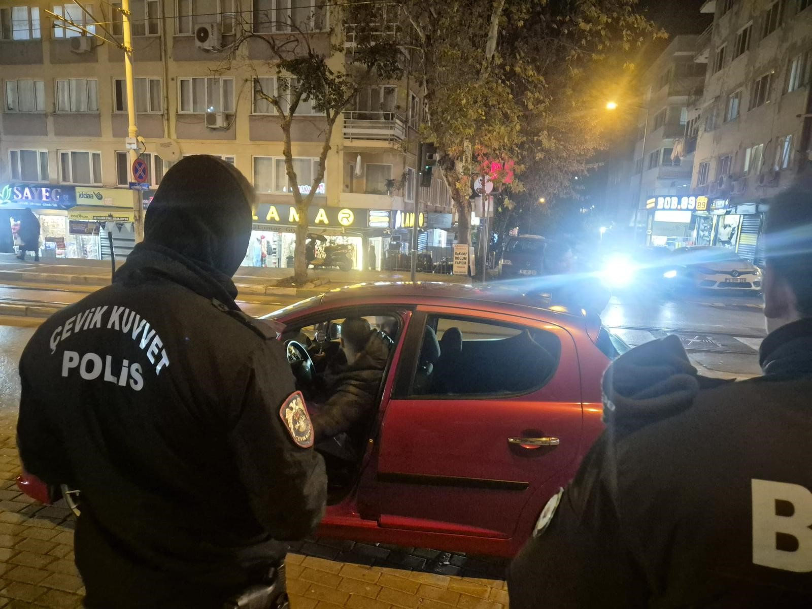 Bursa’da polis ekiplerince Nilüfer, Osmangazi ve Yıldırım ilçelerinde yapılan asayiş
