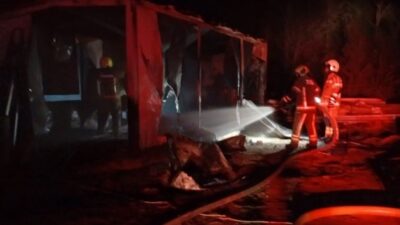 Bursa’nın Osmangazi ilçesinde işçilerin kaldığı barakada küllükte unutulan sigara izmariti