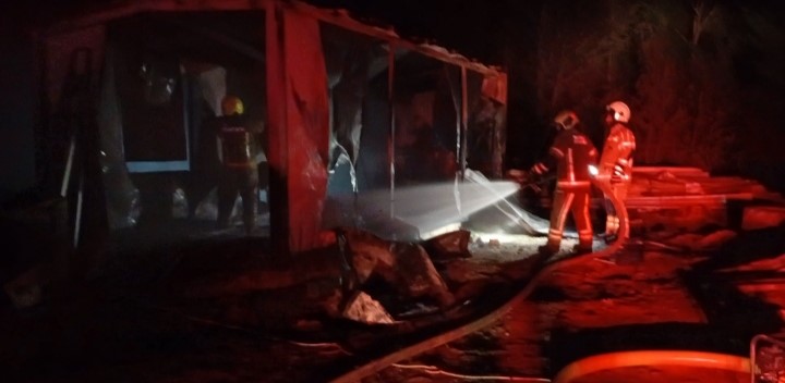 Bursa’nın Osmangazi ilçesinde işçilerin kaldığı barakada küllükte unutulan sigara izmariti