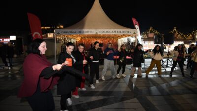 Bursa’da Osmangazi Belediyesi'nin düzenlediği Yeni Yıl Festivali'ne vatandaşlar yoğun ilgi