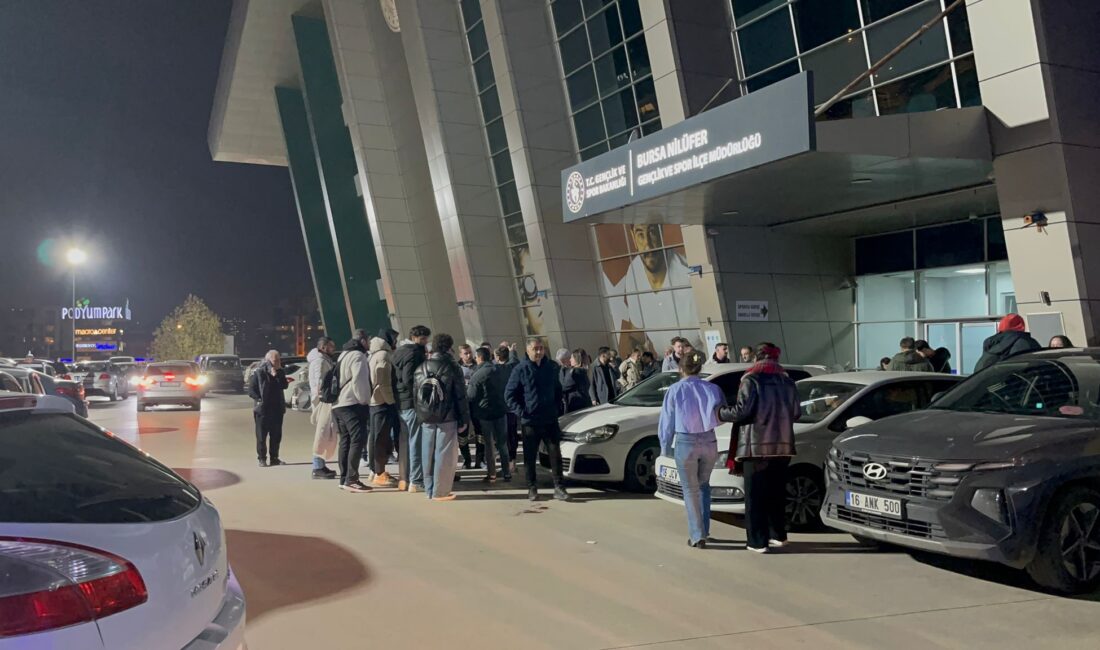 Bursa'da Spor Salonu çıkışında çocukların önünde bıçakla dehşet saçan şahıs