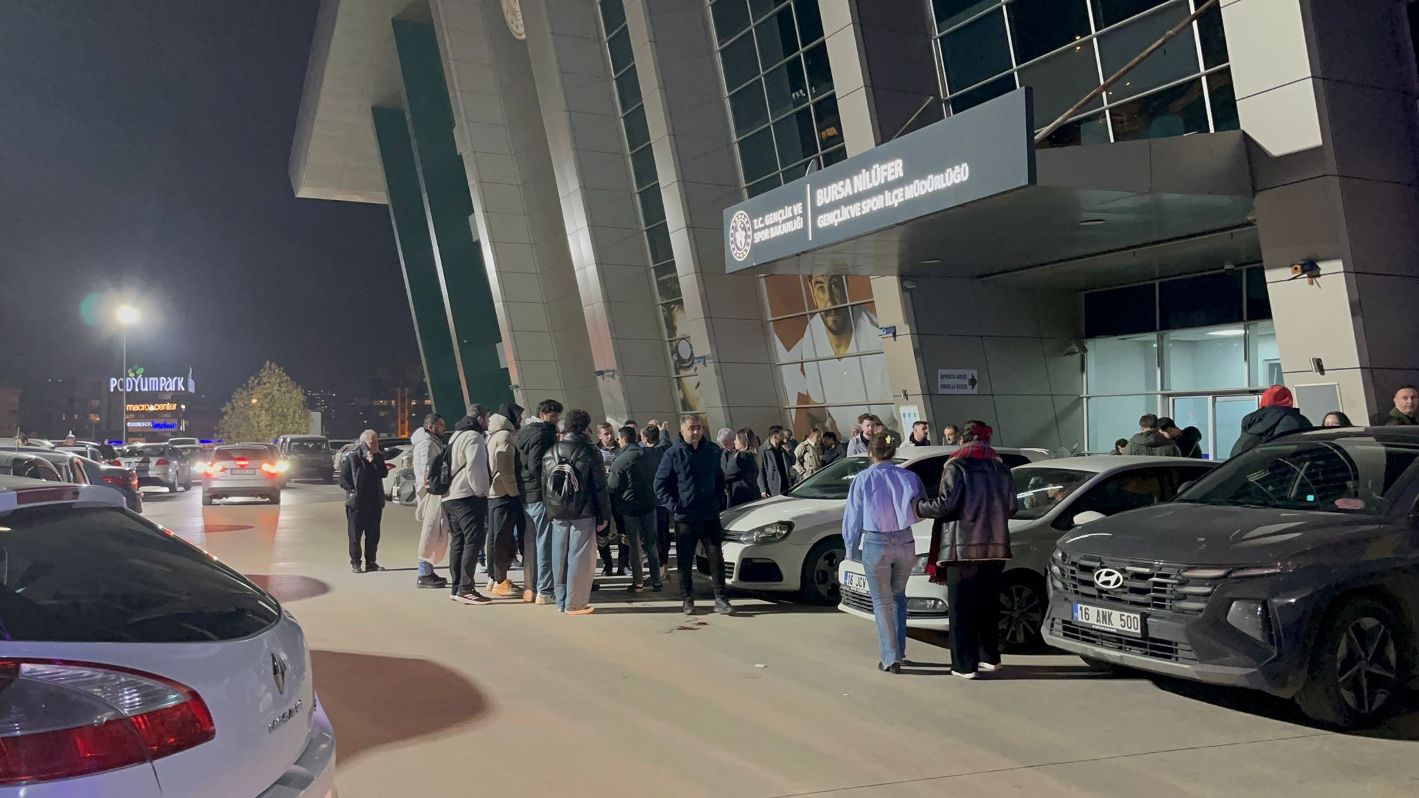 Bursa'da Spor Salonu çıkışında çocukların önünde bıçakla dehşet saçan şahıs