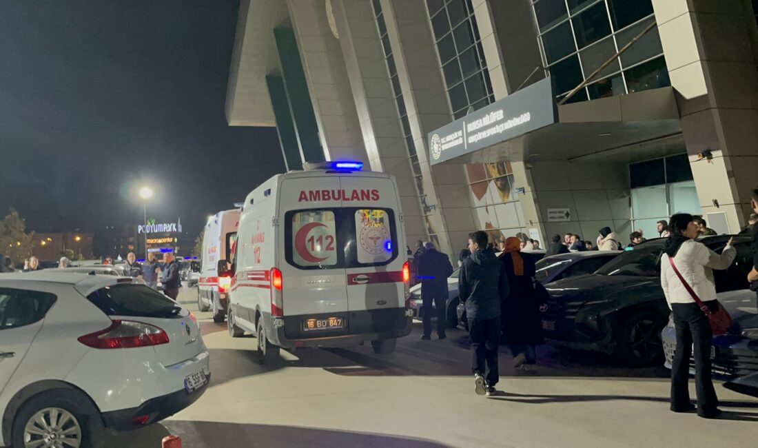 Bursa Nilüfer’deki Tofaş Spor Salonu’nda küçük basketbolcuların bekleme salonundaki koltuğun