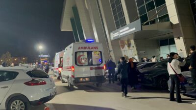 Bursa Nilüfer’deki Tofaş Spor Salonu’nda küçük basketbolcuların bekleme salonundaki koltuğun