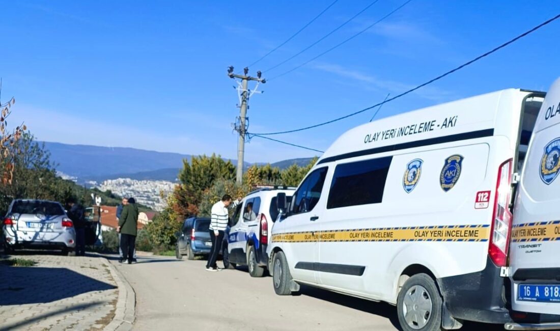 Bursa'da aracın içerisinde fenalaşan 63 yaşındaki şahıs, sağlık ekiplerinin tüm