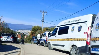 Bursa'da aracın içerisinde fenalaşan 63 yaşındaki şahıs, sağlık ekiplerinin tüm