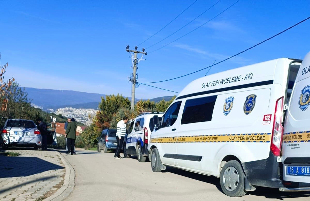 Bursa'da aracın içerisinde fenalaşan 63 yaşındaki şahıs, sağlık ekiplerinin tüm