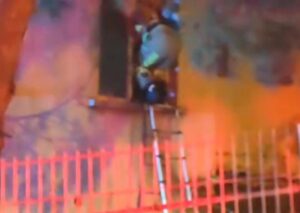 Bursa'da bir apartmanın 2. katında çıkan yangında yoğun duman arasında