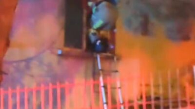 Bursa'da bir apartmanın 2. katında çıkan yangında yoğun duman arasında